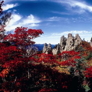 Seoraksan-fall-leaves-Mt-Seora-mountain-view-sky