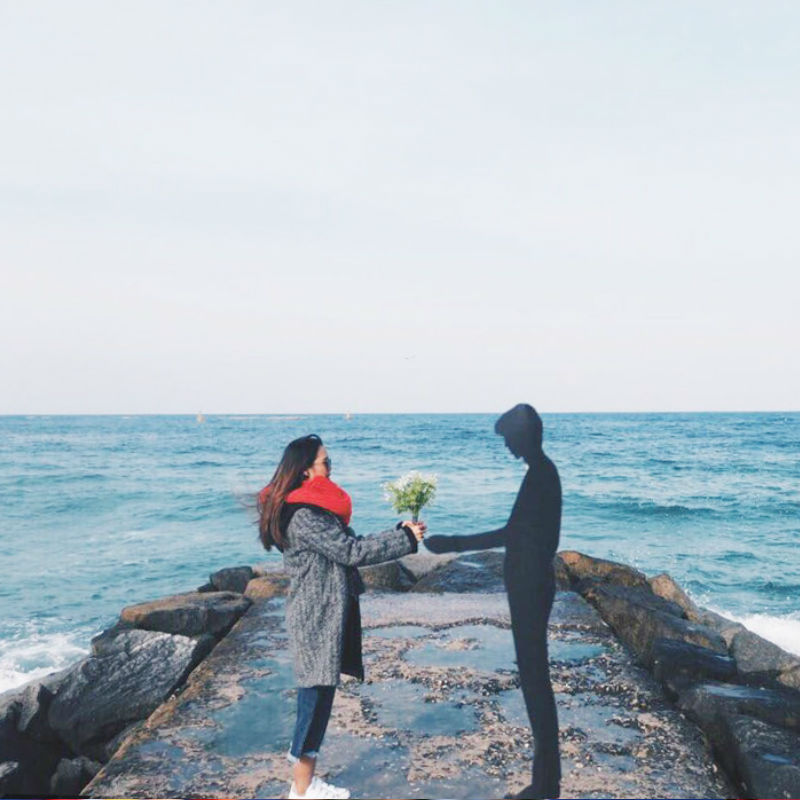 Gangneung-Goblin-fimling-jumunjin-youngjin-beach-giving-flowers