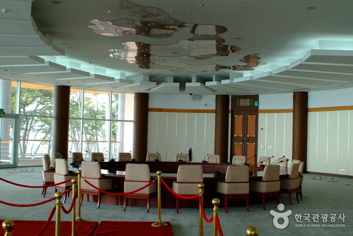 nurimaru-apec-house-meeting-room