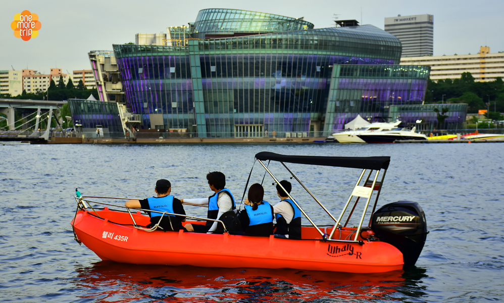 Han River Some Sevit Golden Blue Marina Whaly boat 2